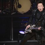 布袋寅泰40周年アニバーサリー生配信LIVEに吉井和哉サプライズ出演！ 代表作の一つ「スリル」をコラボレーションで披露。