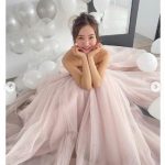 板野友美、幸せオーラ全開のウェディングドレス姿に「旦那さん羨ましいわー」「ともちんめっちゃ可愛い〜」と反響！