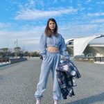 マギーがヘソ出しルックで愛犬とのお散歩ショットを披露！「めっちゃかわいいね」