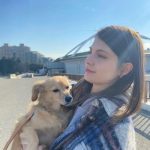 マギーがヘソ出しルックで愛犬とのお散歩ショットを披露！「めっちゃかわいいね」