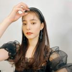 新木優子、透け感黒コーデで肌見せセクシー「シンデレラみたい！」