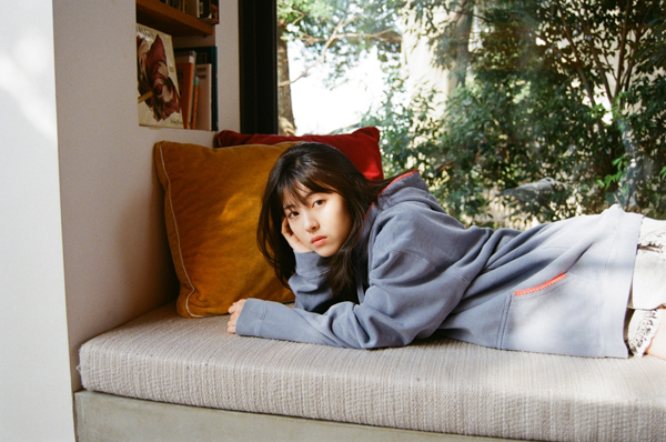 浜辺美波、最高に‟大人エモい“メモリアルカレンダーの発売が決定！