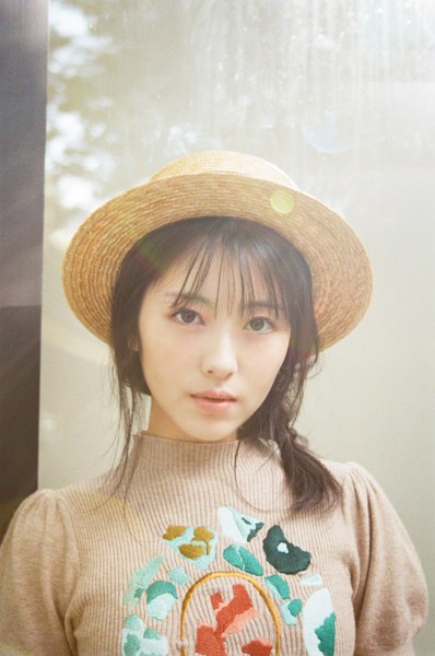 浜辺美波、最高に‟大人エモい“メモリアルカレンダーの発売が決定！