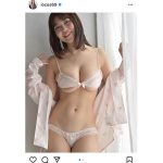 伊織いお、下着からこぼれる下乳ショット大公開！
