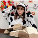 井口綾子、縁起が良い牛パーカー姿で笑顔をお届け！