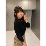 伊織いお、ニットワンピ姿で大胆に投げ出した美脚ショット