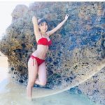 小嶋菜月、青い海に映える鮮烈赤ビキニに歓喜の声！