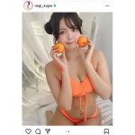 九条ねぎ、両頬にみかんを寄せたオレンジビキニショットを公開！