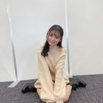 NMB48 新澤菜央、上目遣いの「あざとニット」姿に興味“しんしん”！