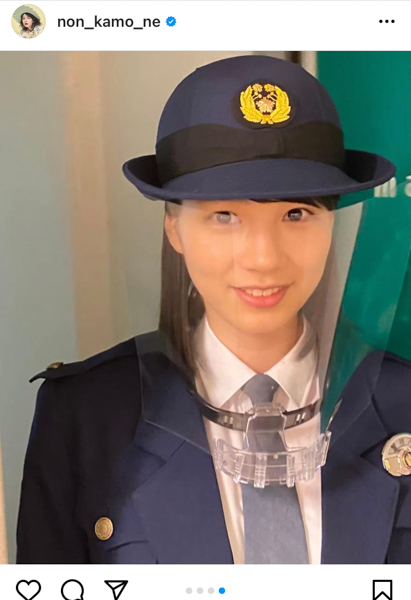 のん、警察官姿で凛々しい敬礼ショットを披露！「逮捕されたい」