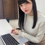 真っ白なキャンバス 小野寺梓、白ニットで浮き出る美ボディと太もも！「可愛い！毎日残業できる！」