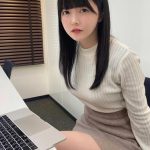 真っ白なキャンバス 小野寺梓、白ニットで浮き出る美ボディと太もも！「可愛い！毎日残業できる！」