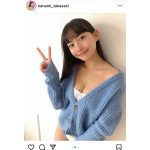 高崎かなみ、青ニットから広がるデコルテに釘付け！