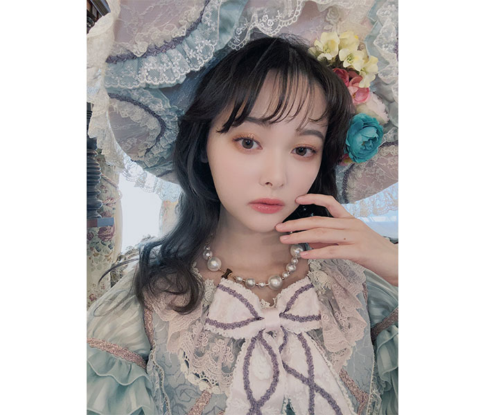 玉城ティナ、まるでマリー・アントワネットのような貴族コーデを披露「一緒に白米を作りましょう」