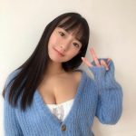 高崎かなみ、青ニットから広がるデコルテに釘付け！