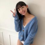 高崎かなみ、青ニットから広がるデコルテに釘付け！