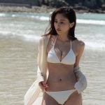 佐野ひなこ、太陽が照らすヘルシーなバックショットで魅了！「どれ好きかなぁ」