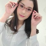 内田瑞穂が女教師風のコスプレで誘惑！「強烈にセクシー」