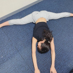 石川恋、鎖骨チラ見えの美しすぎる180度開脚に歓喜の声