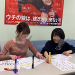 浜辺美波＆福原遥が「ウチカレ」撮影現場にバレンタインの差し入れ！楽しそうにメッセージを書く様子に「羨ましすぎるバレンタイン」