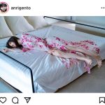 源藤アンリ、スリットからのぞくセクシーな美脚を披露