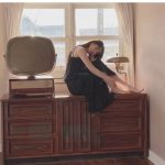 乃木坂46 堀未央奈、黒ワンピースと透明素肌のコントラスで魅せる美！