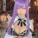 伊織もえ、サキュバスのコスプレで美麗なバスト披露
