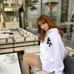 インスタグラマーのMOMOE、絶対領域がチラリと見えるパーカーコーデを披露！「脚がたまりませんね」