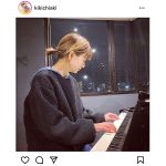 伊藤千晃、“ポロロン”と奏でるピアノを弾く姿に反響「夜景もふくめて素敵です」