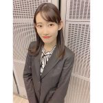 AKB48 黒須遥香、まるでオンライン面接のようなスーツ姿を披露！「スーツ似合う！」「入社してほしい人生でした」