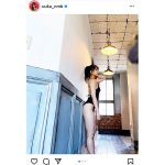 NMB48 加藤夕夏、黒水着姿で美脚&背中をセクシーに披露！