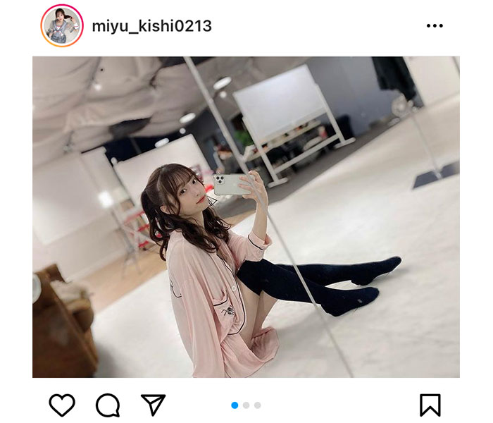 #ババババンビ 岸みゆ、キュン死寸前の絶対領域×ハーフツインショット公開！