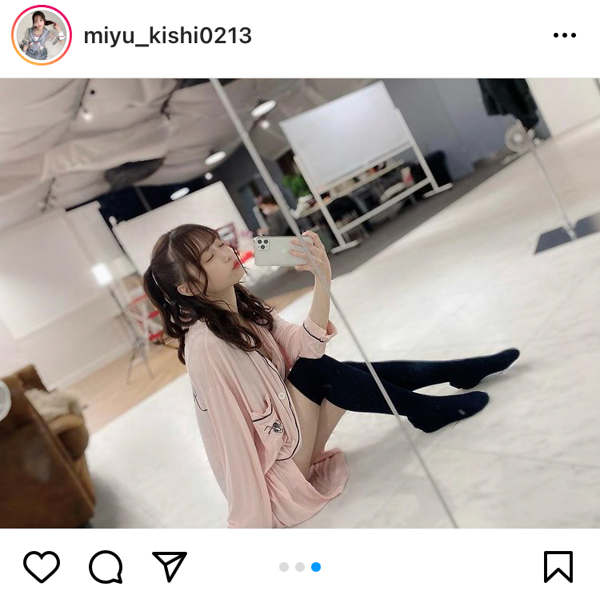 #ババババンビ 岸みゆ、キュン死寸前の絶対領域×ハーフツインショット公開！