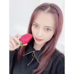 桃月なしこ、苺で惹き立つ素肌の透明感！