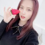 桃月なしこ、苺で惹き立つ素肌の透明感！