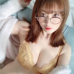 メイリ、メガネ姿が刺激的なおうちランジェリー公開！「たまらないほど可愛いなぁ」