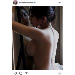 森咲智美、鏡に抱きつき横乳&背中を見せつける！「刺激が強すぎます」
