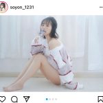 そよん、肩ずらしのカーディガンから覗く白ビキニ！「この世で一番可愛い！」