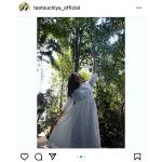 土屋太鳳、新緑に映える白ワンピース姿を披露「い･ろ･は･す 」新CMオフショット