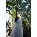 土屋太鳳、新緑に映える白ワンピース姿を披露「い･ろ･は･す 」新CMオフショット