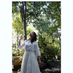 土屋太鳳、新緑に映える白ワンピース姿を披露「い･ろ･は･す 」新CMオフショット