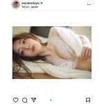 谷あさこ、写真集から添い寝風オフショットを公開！「どっちが好き？」
