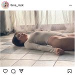 高梨瑞樹、ワンピース下着で浮かび上がる美ボディライン