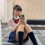 高崎かなみ、童顔セーラー服で魅せる美脚！「位置が天才的！？」