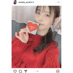 上坂すみれ、赤いセーター姿でバレンタインチョコをお届け！