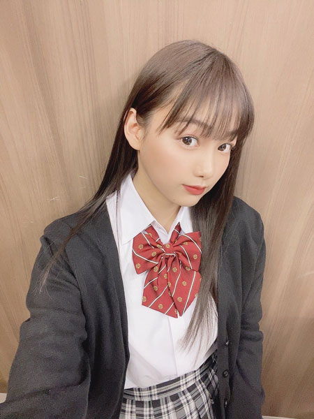 吉澤遥奈、制服姿の自撮りショットにファン歓喜「マジで可愛い！」