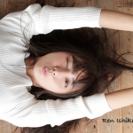 ファッション誌「CanCam」（小学館）の専属モデルで女優の石川恋（27）が16日、アメーバ オフィシャルブログとInstagramを同時に更新。“Mr.パーカーJr.”姿の撮影オフショットに、 ファンから反響を呼んでいる。 この日、SNSを更新した石川。「先日の撮影おふしょ」とつづり始めると、「パーカーを着て いると"Mr.パーカーJr.やってください"と言われるようになってしまった、、」と明かしながら、 ポニーテール姿からパーカーを被ってキリっとした表情、パーカーを被りながらちょっと笑って しまってる写真などを公開。ハッシュタグには「#shooting」「#求められるとやらない」 「#あまのじゃく 笑」なども添えている。 “Mr.パーカーJr.”は、お笑いコンビ・チョコレートプラネットの長田庄平が持ちネタとして いるキャラクター。 この投稿に「無限大に可愛い」「美しい」「可愛い」「渋った顔きた～」「素敵」「かぶれ～」 「パーカー似合うー！！」「ポニーテール最高」「かわいい。」「横顔もとっても素敵」 などの声が寄せられている。