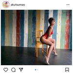 阿久津真央、すべて自然体！折り曲げた美脚がセクシーな赤水着ショット公開