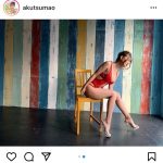 阿久津真央、すべて自然体！折り曲げた美脚がセクシーな赤水着ショット公開