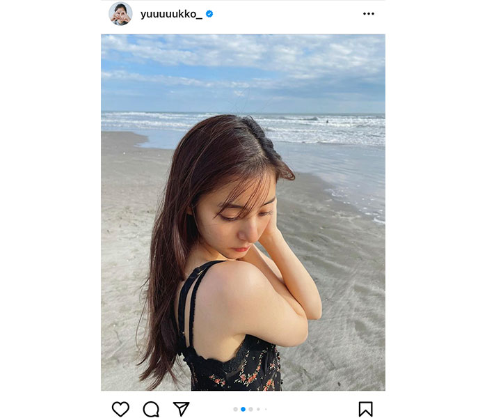 新木優子、海風にたなびくワンピース姿のオフショット公開！「笑顔最高！！！」